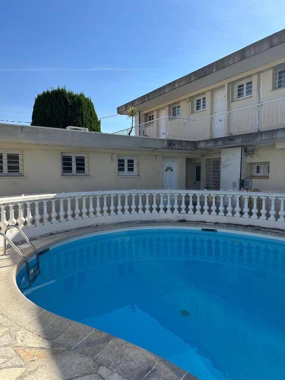 une piscine devant un immeuble dans l'établissement Chez Mika - Studio avec piscine, à La Celle-sous-Gouzon