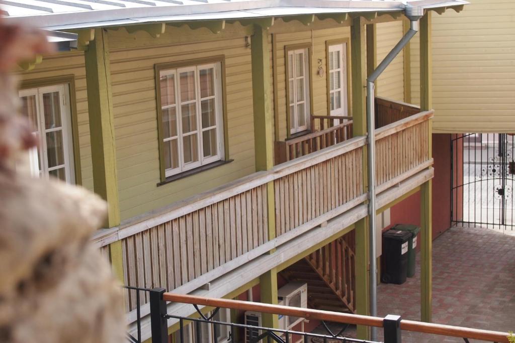 Casa verde con porche y balcón en Haapsalu Old Town Apartment, en Haapsalu