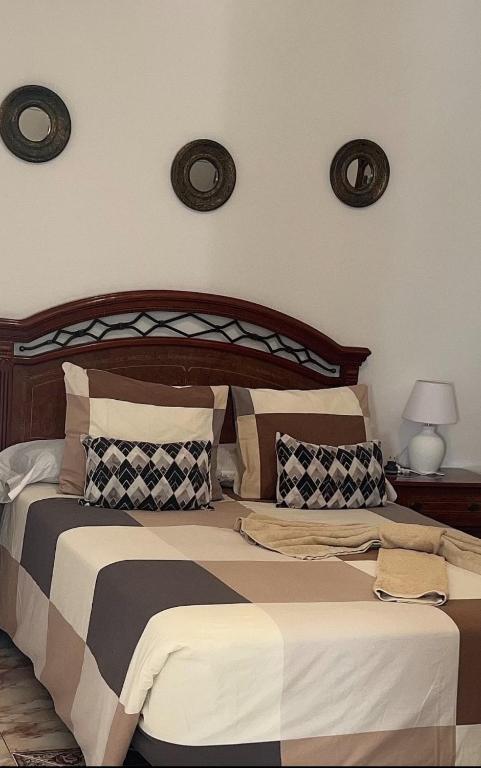 Un dormitorio con una cama grande con dos almohadas. en Apartamento MIA Gran Tarajal Grupo Villa MÍA Fuerteventura, en Gran Tarajal