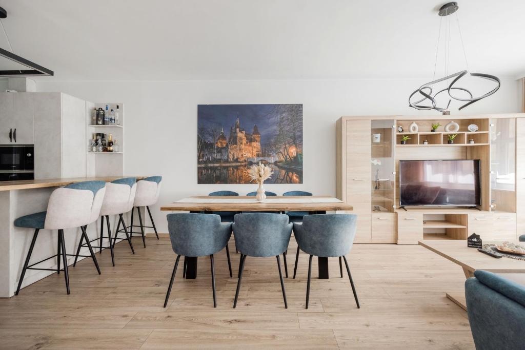Hotel Casa del Zsoldos, a living room with a dining room table and chairs at Casa del Zsoldos in Budapest