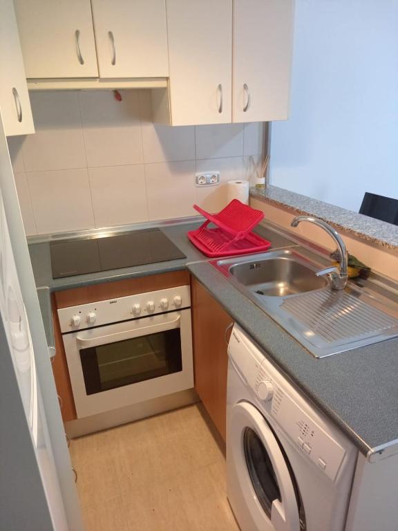 Kuchyň nebo kuchyňský kout v ubytování Urb. Los Collados .Águilas Apartamento