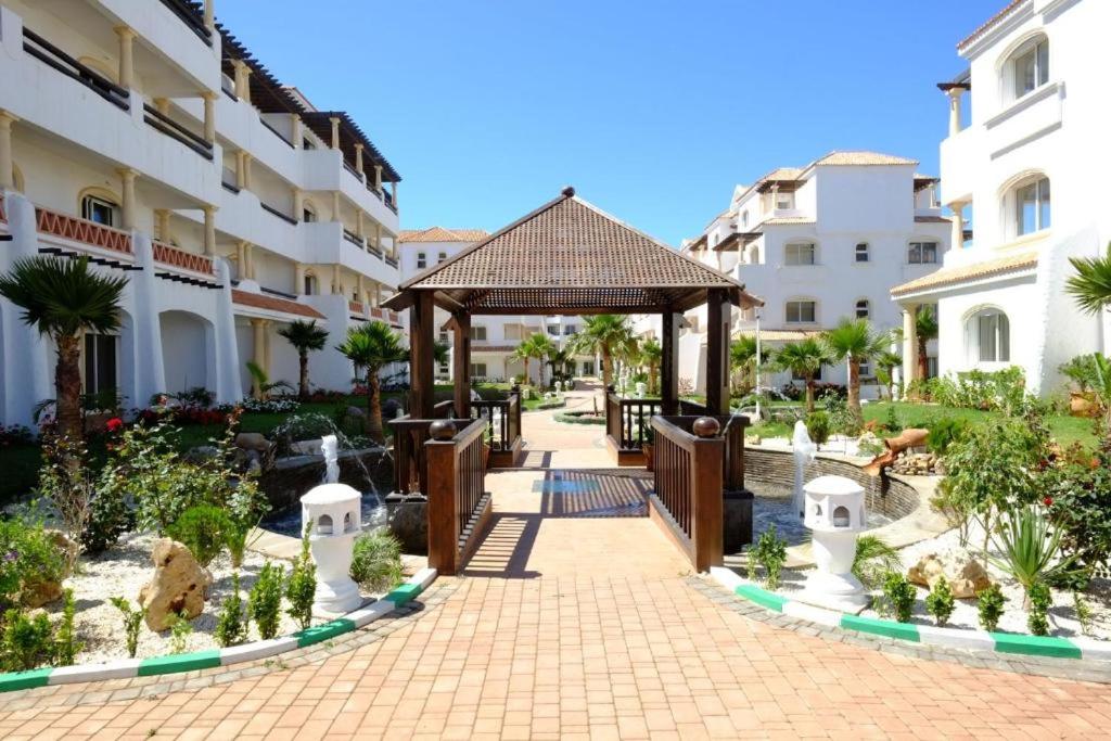 a gazebo in a courtyard of a building at Duplex résidentiel Bord de mer in Casablanca