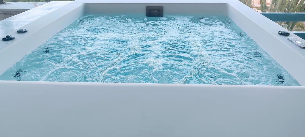 Fotografia z galérie ubytovania Island Magic - Seaview Villa with Jacuzzi Pool v destinácii Ambelas
