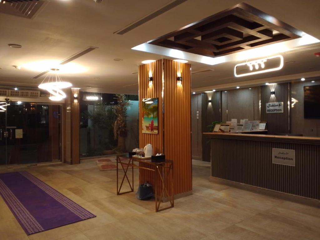 a lobby with a reception desk and a counter at فندق مرسى جيزان الفندقية in Jazan