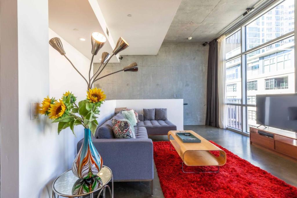 Et tv og/eller underholdning på Modern Loft, Quiet, WiFi, Cable, Parking