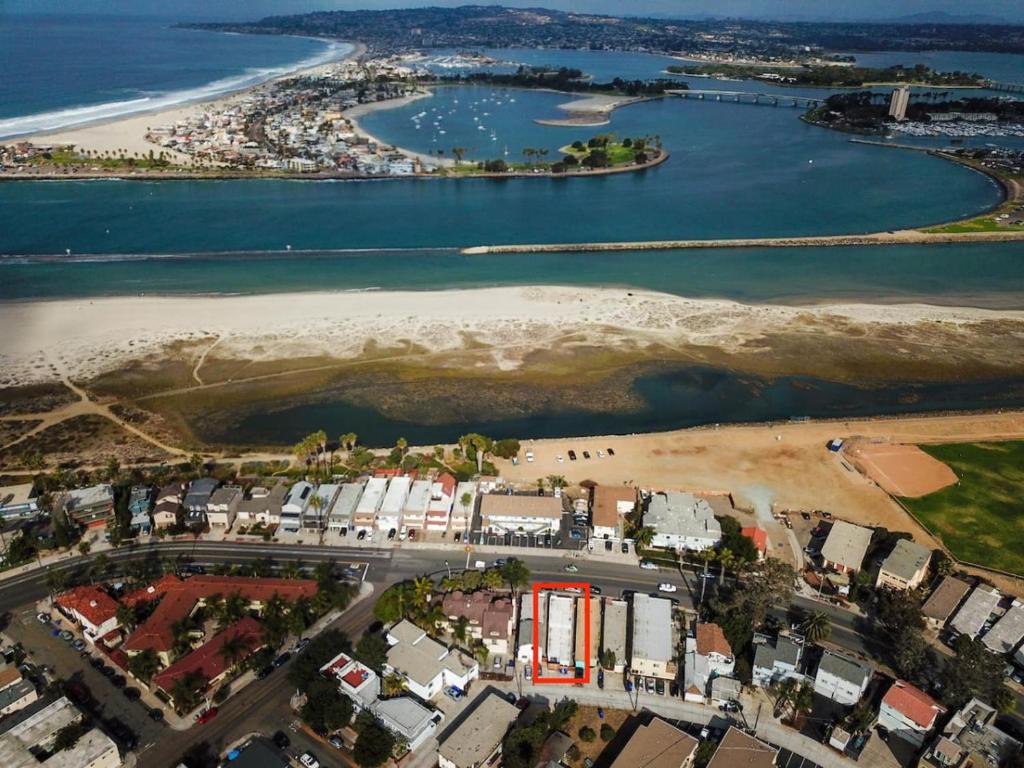 Luftaufnahme eines Strandes und des Meeres in der Unterkunft Ocean Beach Bungalow Separate Entry in San Diego