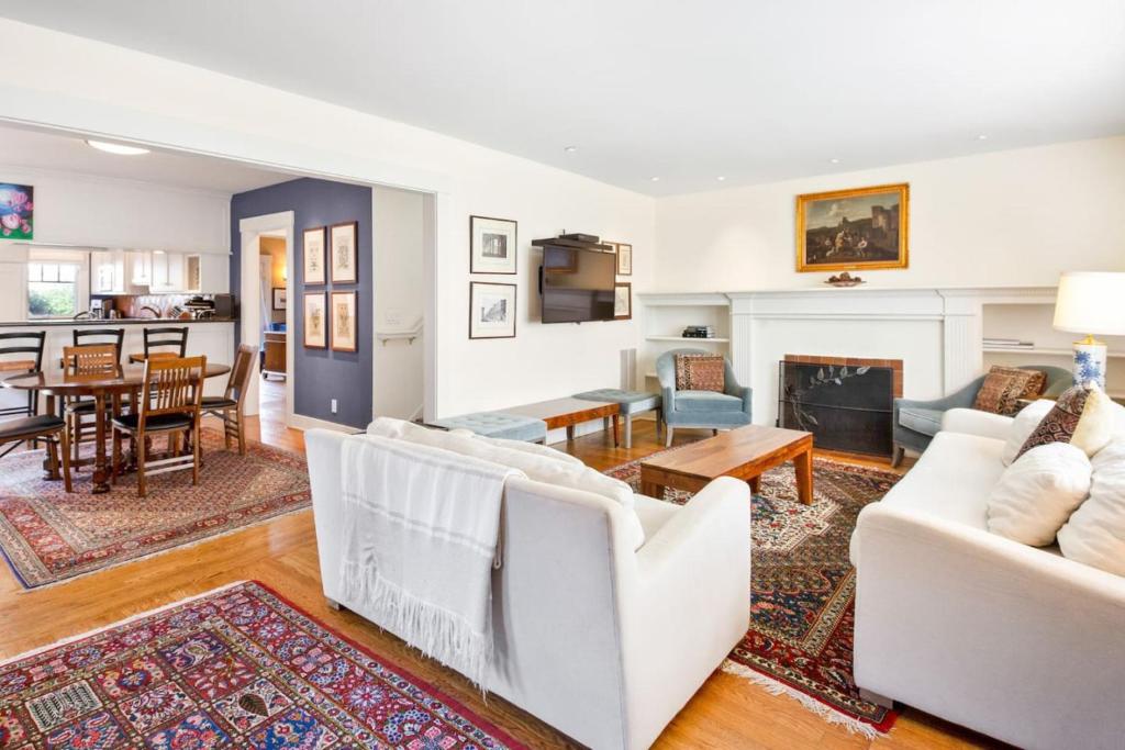 Posezení v ubytování Quiet 5 Beds Kid-Friendly Mins to DTWN and Stanford