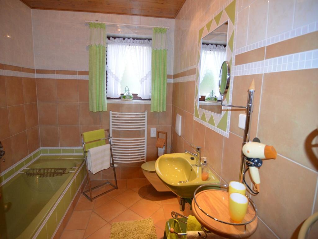 Koupelna v ubytování Quaint Apartment in Zeil am Main with Terrace