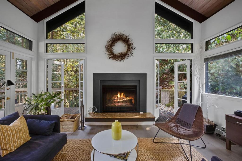 Posezení v ubytování Idyllic Mill Valley cottage next to Muir Woods