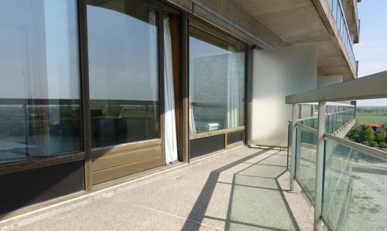 - Balcón de un edificio con ventanas grandes en Studio in Laguna Beach, Knokke-Heist, en Knokke-Heist