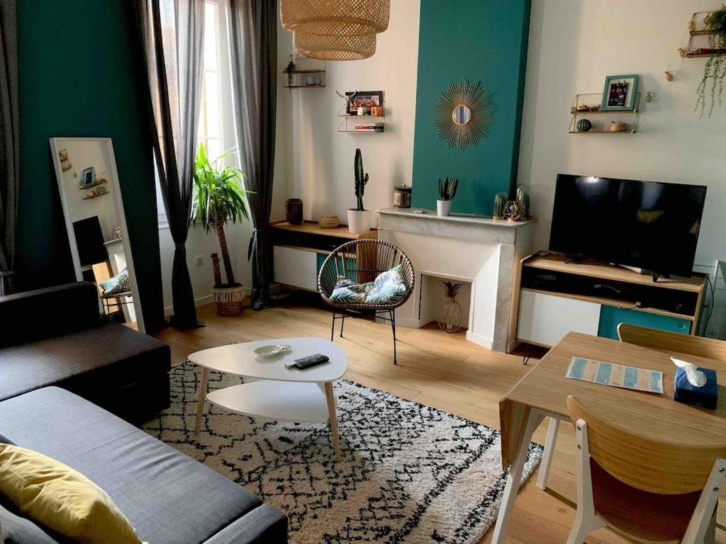 un salon avec un canapé et une cheminée dans l'établissement Bel appartement à côté du Vélodrome et des plages, à Marseille