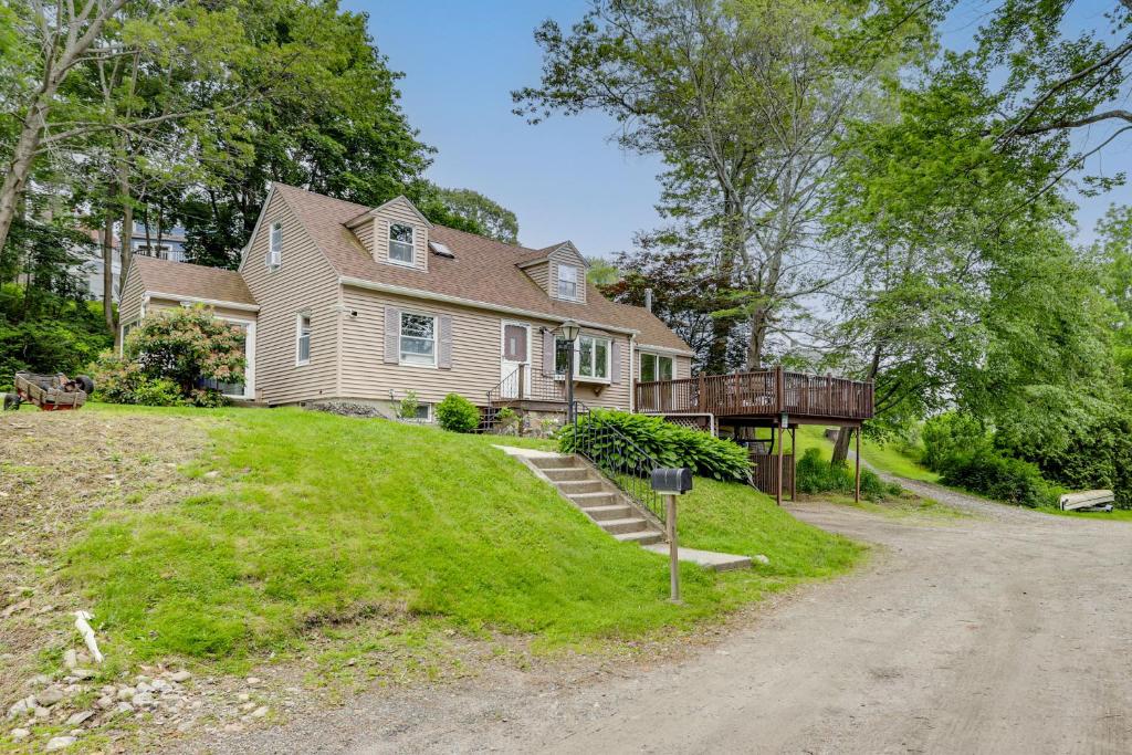 Zahrada ubytování Close to Colleges Worcester Apt with Lake Access!