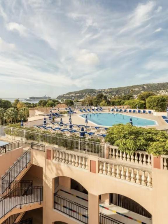 - une vue sur la piscine depuis le balcon de l'hôtel dans l'établissement Superbe 2 pièce tout confort - AC, piscine, Park, à Villefranche-sur-Mer