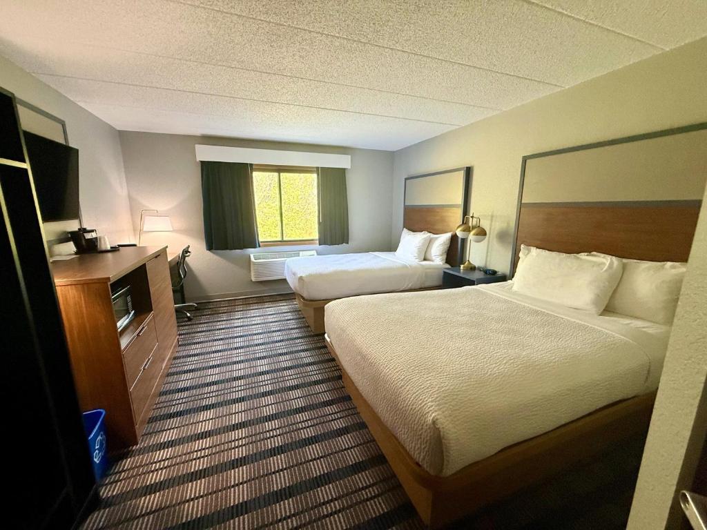 Postel nebo postele na pokoji v ubytování AmericInn by Wyndham Tofte Near Lake Superior