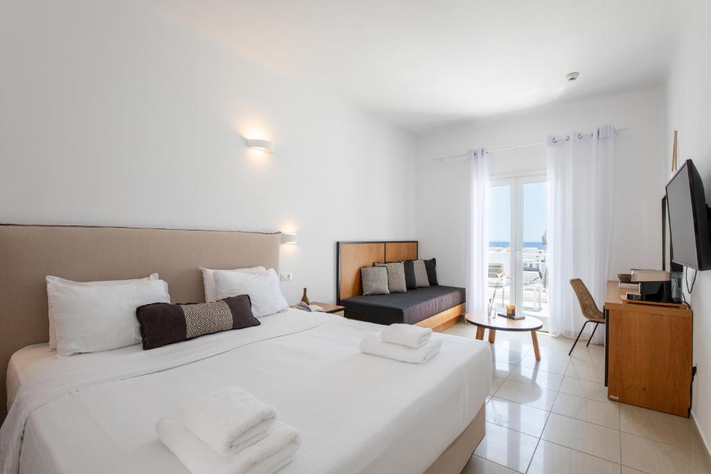 TV a/nebo společenská místnost v ubytování The George Hotel Mykonos