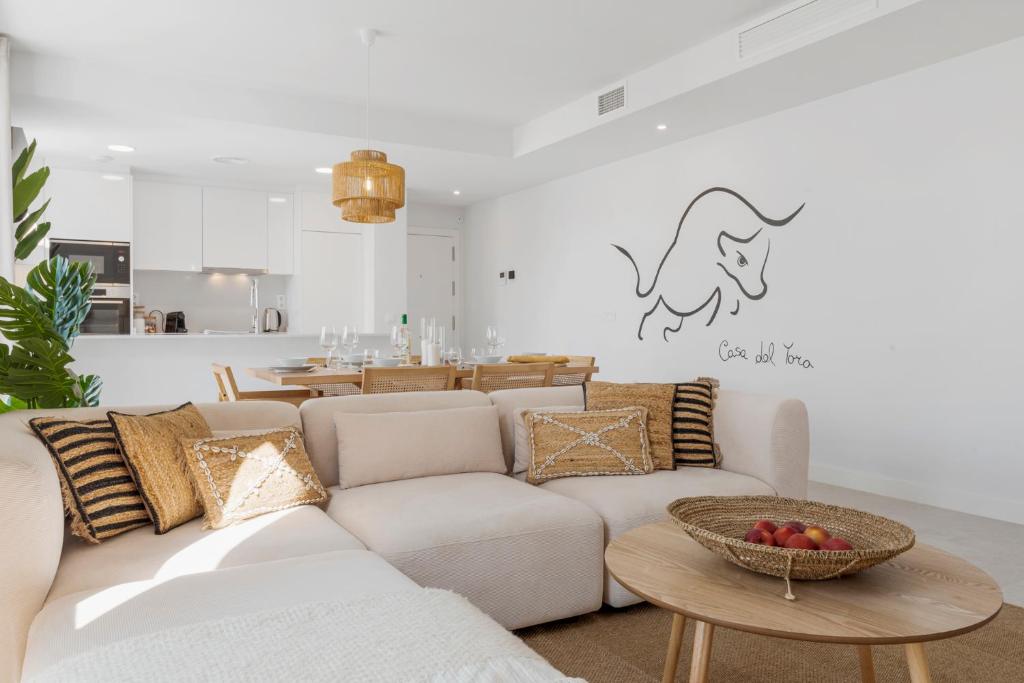 een woonkamer met een bank en een tafel bij Casa Del Toro Estepona in Estepona