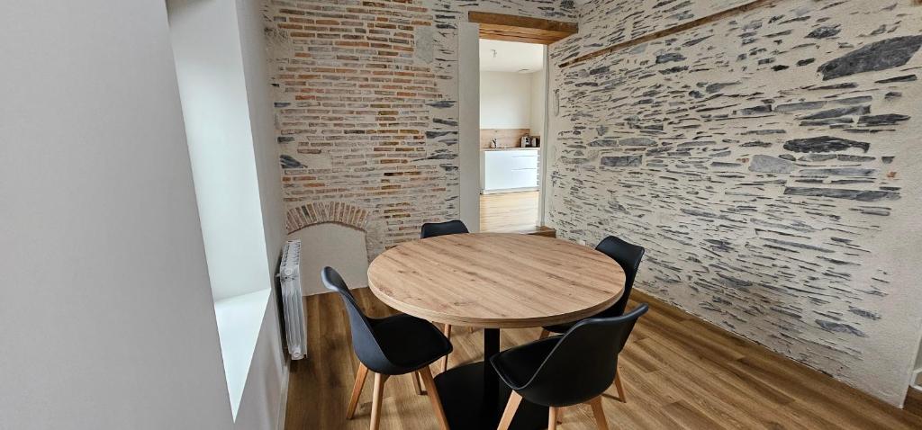 une salle à manger avec une table et des chaises en bois dans l'établissement Le Chatenay - Appartement Angers - WIFI Gratuit, à Angers