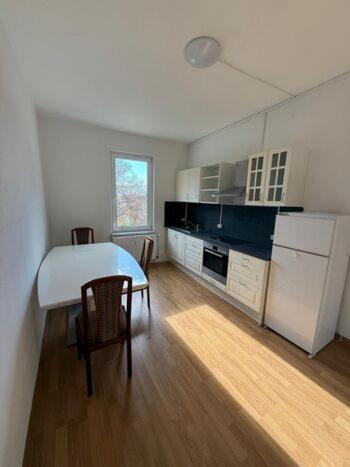 una cocina con mesa y una cocina con mesa y sillas en Apartment Borsdorf 2 R, en Leipzig