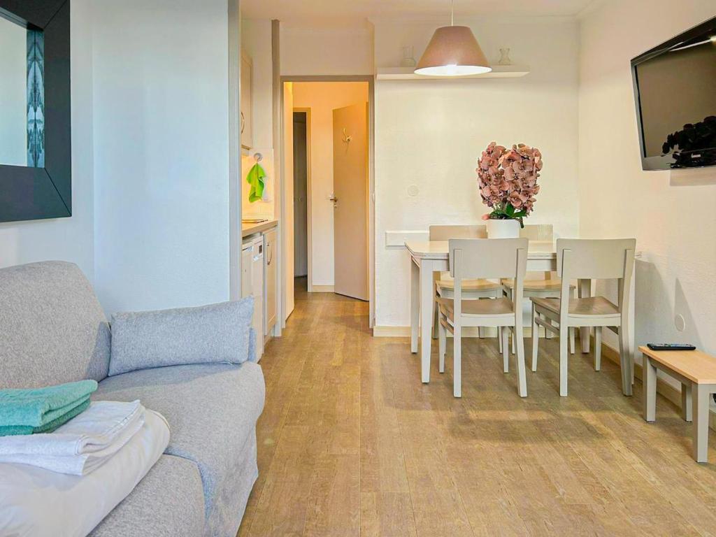 Et tv og/eller underholdning på Ange Gardien - AC, Parking, Piscine