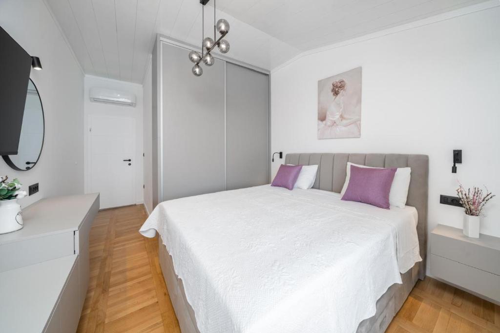 Postel nebo postele na pokoji v ubytování Apartmani Miranda