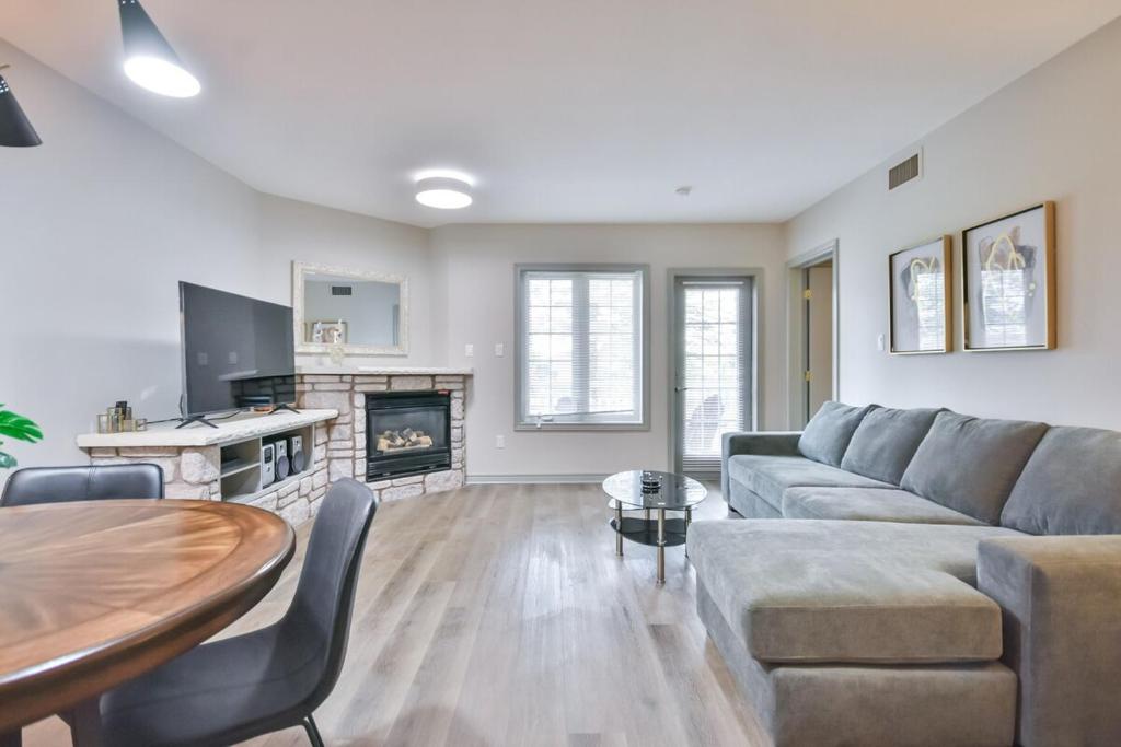 un salon avec un canapé, une table et une cheminée dans l'établissement Hideaway 2BR Condo Pool & Heated Pool, à Shanty Bay