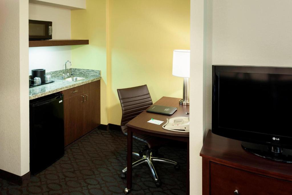 Televiisor ja/või meelelahutuskeskus majutusasutuses SpringHill Suites by Marriott Dallas Downtown / West End