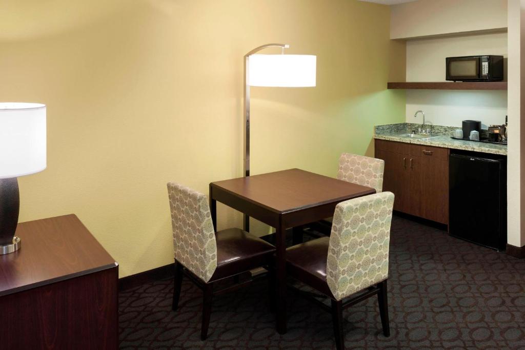 Köök või kööginurk majutusasutuses SpringHill Suites by Marriott Dallas Downtown / West End