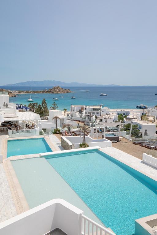 Bazén v ubytování The George Hotel Mykonos nebo v jeho okolí