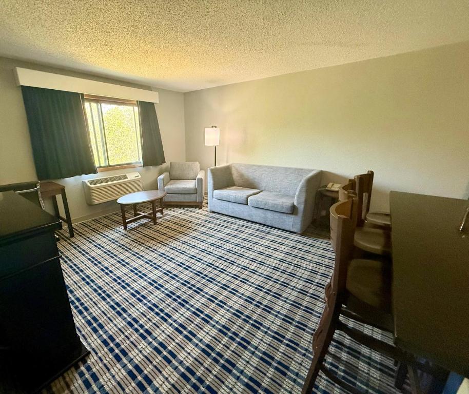 Posezení v ubytování AmericInn by Wyndham Tofte Near Lake Superior
