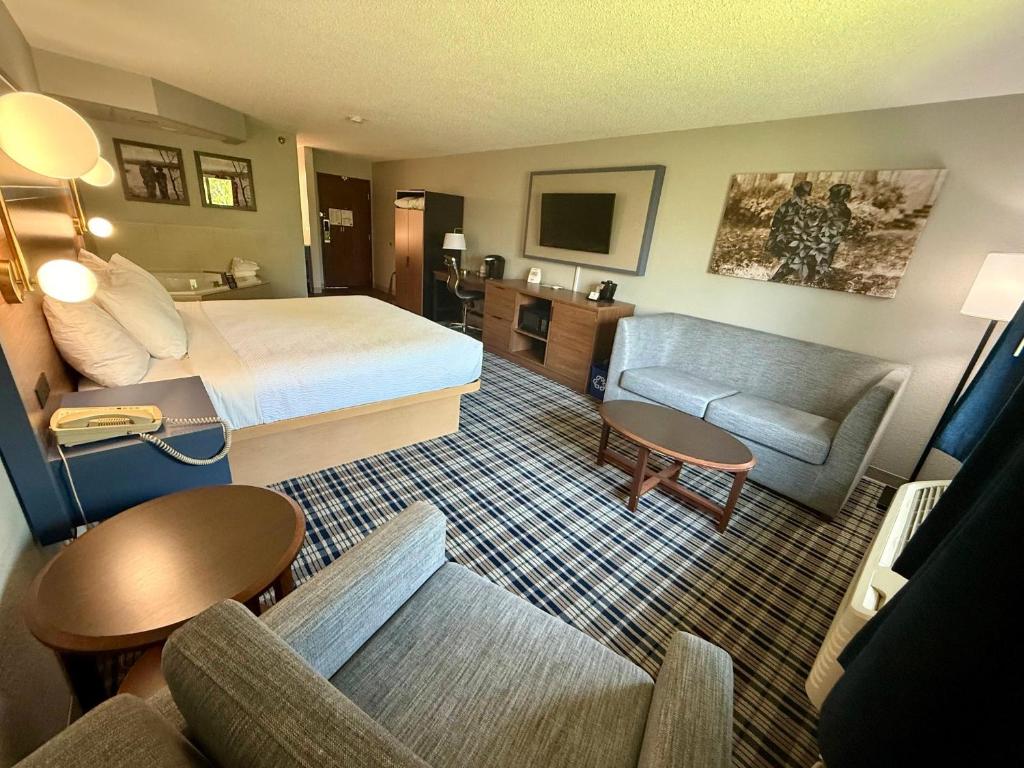 Posezení v ubytování AmericInn by Wyndham Tofte Near Lake Superior