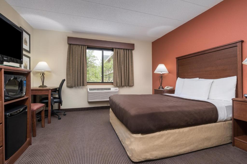 Postel nebo postele na pokoji v ubytování AmericInn by Wyndham Tofte Near Lake Superior