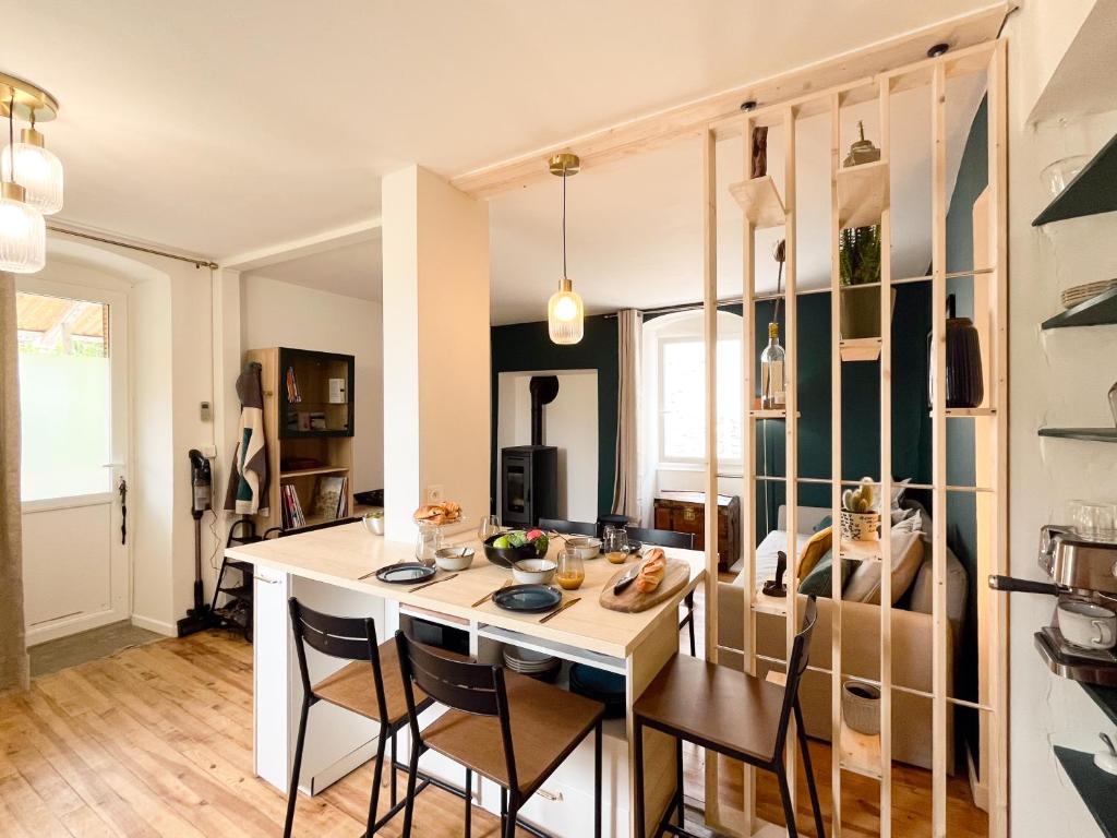 a kitchen and living room with a table and chairs at Gîte de Charme "Le Cocon du Diois" - Calme Absolu in Laval-dʼAix