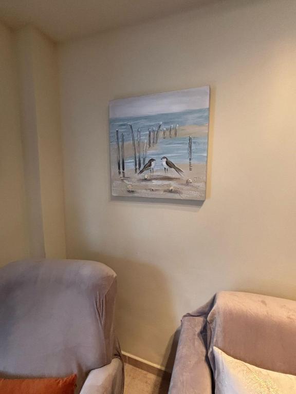 een slaapkamer met een schilderij aan de muur bij BlancMar Peñiscola in Peñíscola