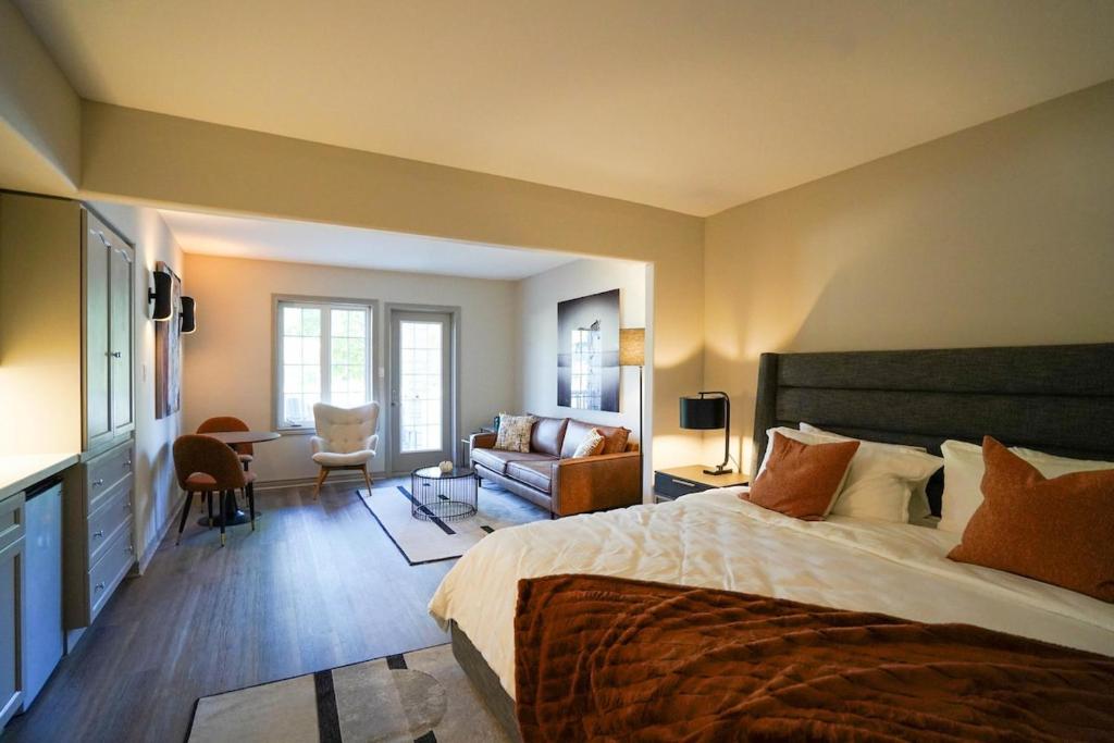 Shanty BayにあるModern, fully renovated Studio!の大きなベッドとリビングルームのある寝室
