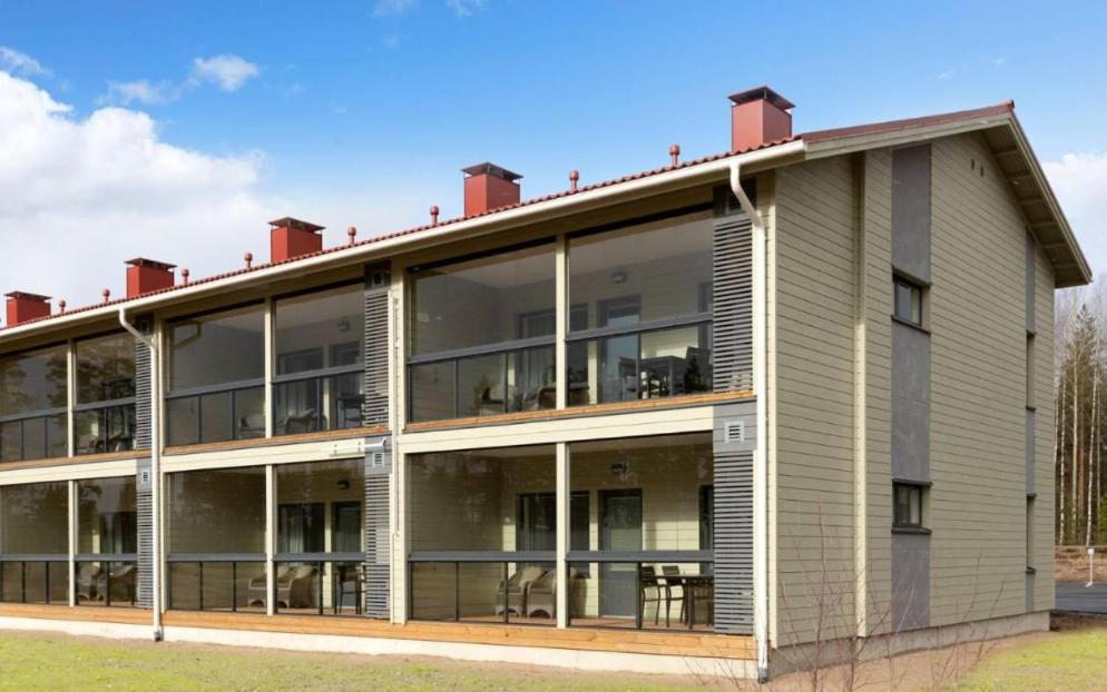 eine Außenansicht eines Gebäudes mit großen Fenstern in der Unterkunft Luhtitalon alakerran huoneisto superior apartments vuokralle viikoksi 29 in Vierumäki