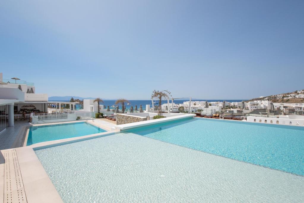 Bazén v ubytování The George Hotel Mykonos nebo v jeho okolí