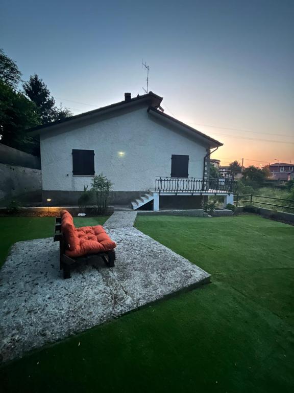 eine Bank, die mitten im Hof sitzt in der Unterkunft Villa Margherite in Merizzo