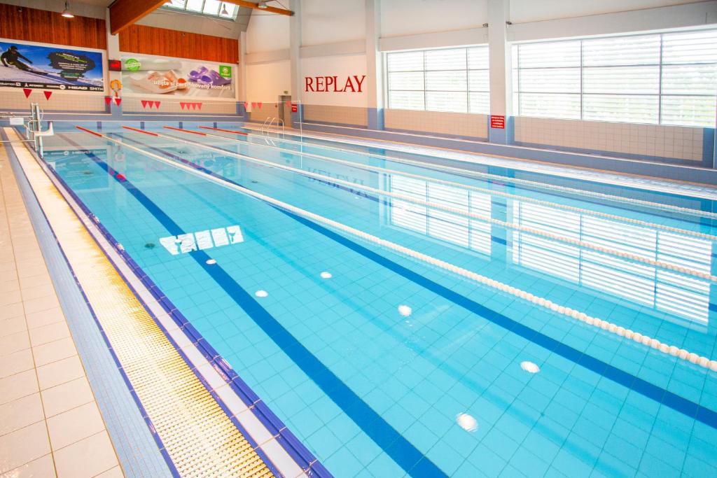Bazén v ubytování Hotel CHODOV ASC nebo v jeho okolí