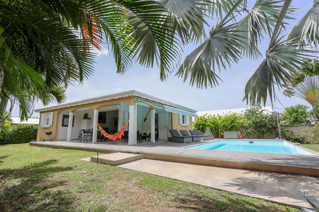 una villa con piscina y una casa en Villa Trezel - Saint-François, en Saint-François