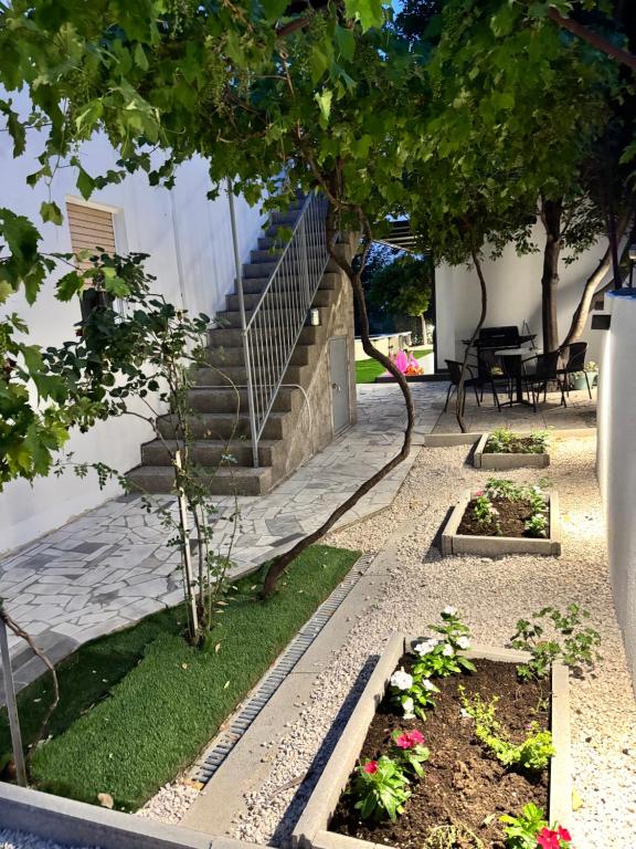Vonkajšia záhrada v ubytovaní M&M Pelivan apartments