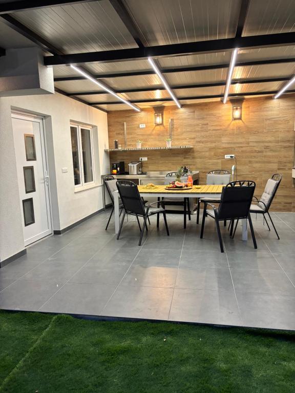 Kuchyňa alebo kuchynka v ubytovaní M&M Pelivan apartments