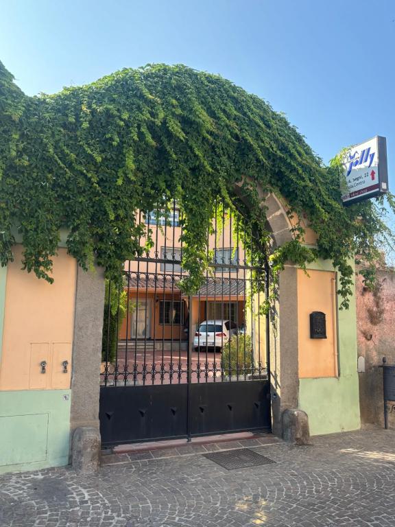 an ivy covered gate to a building at HOUSE PIAZZA 24 in Pula