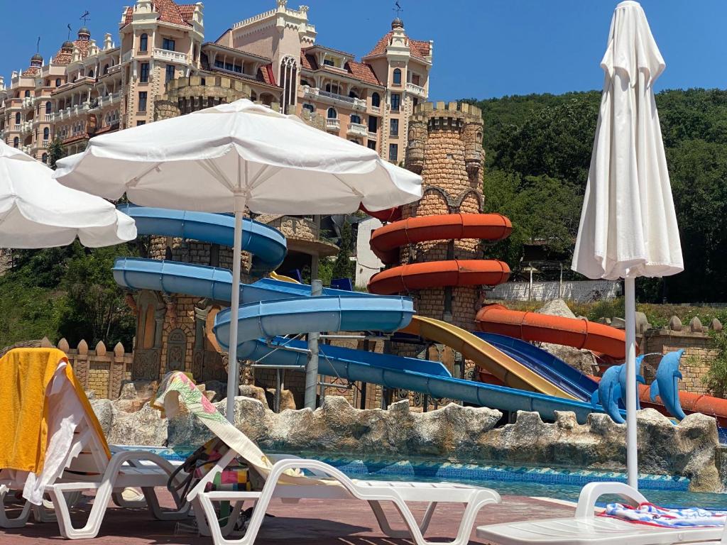 un parque acuático con un tobogán de agua frente a un edificio en ASTORIA II Apartment 23 One Bedroom, en Elenite