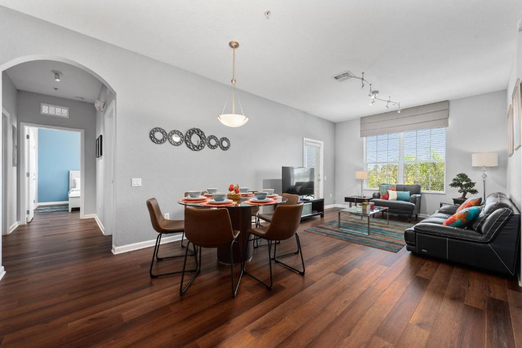 een woonkamer en eetkamer met een tafel en stoelen bij Vista Cay Resort in Orlando