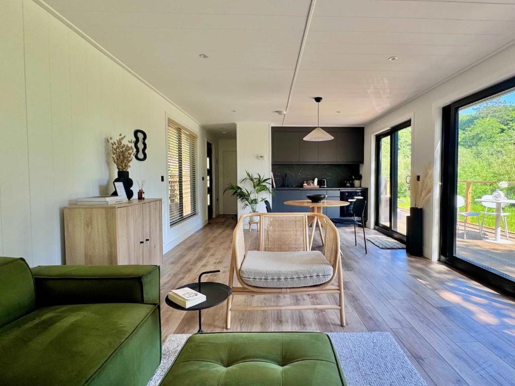 Curated visual reference: Visual Reference: Kingfisher Luxurious Off Grid Eco Cabin With Riverviews Market