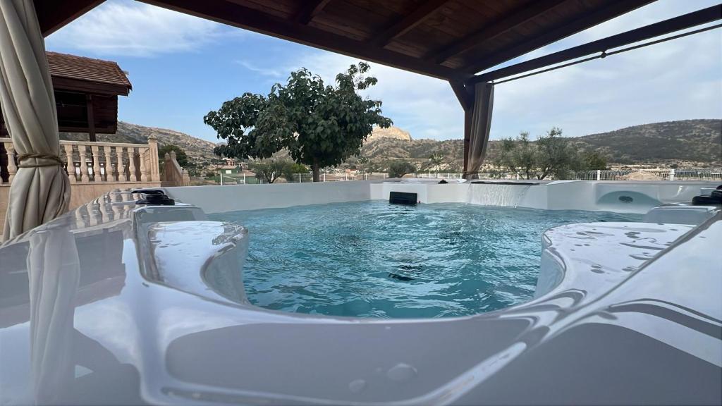 La casica de madera con Jacuzzi exterior y barbacoa - Jacuzzi privado en la habitación en Fortuna