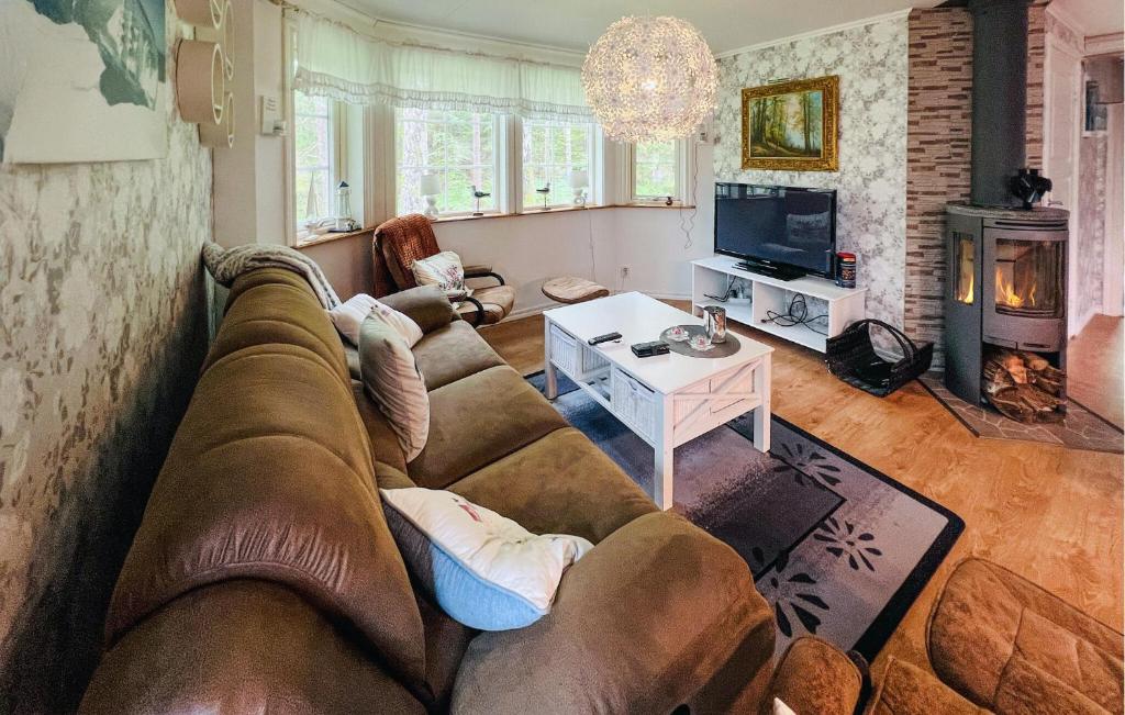 TV a/nebo společenská místnost v ubytování Amazing Home In Uddevalla With Wifi