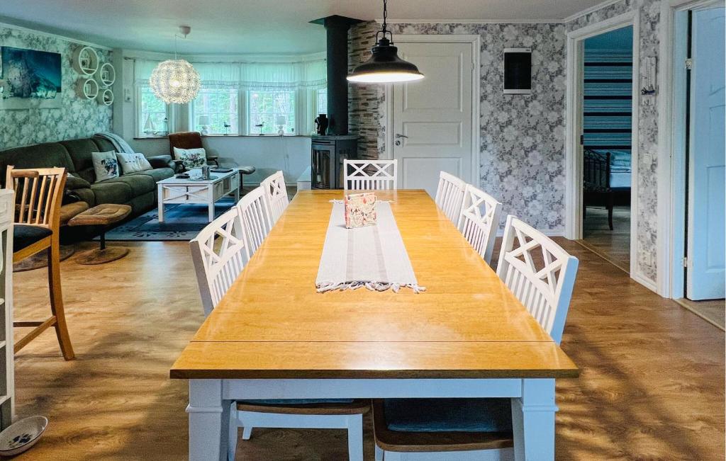 Posezení v ubytování Amazing Home In Uddevalla With Wifi