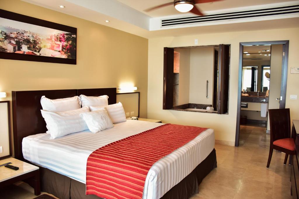 Postel nebo postele na pokoji v ubytování Sunset Plaza Beach Resort Puerto Vallarta All Inclusive