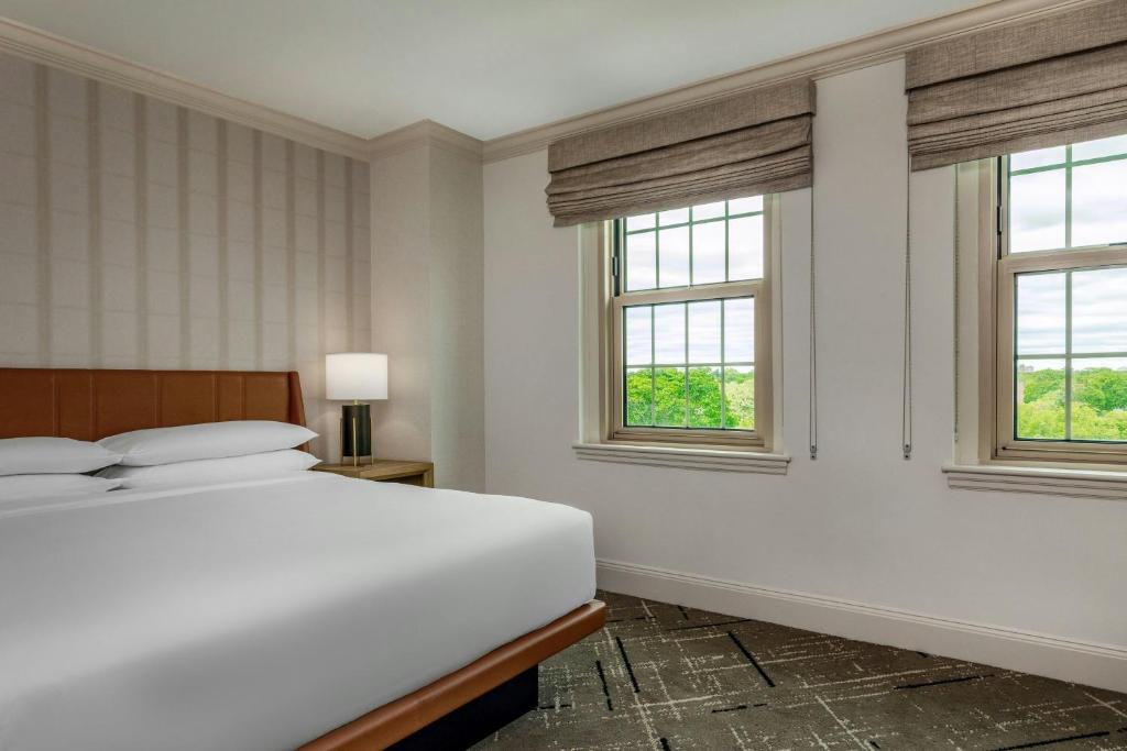 Sheraton Commander Hotel - Guest Room, 1 King